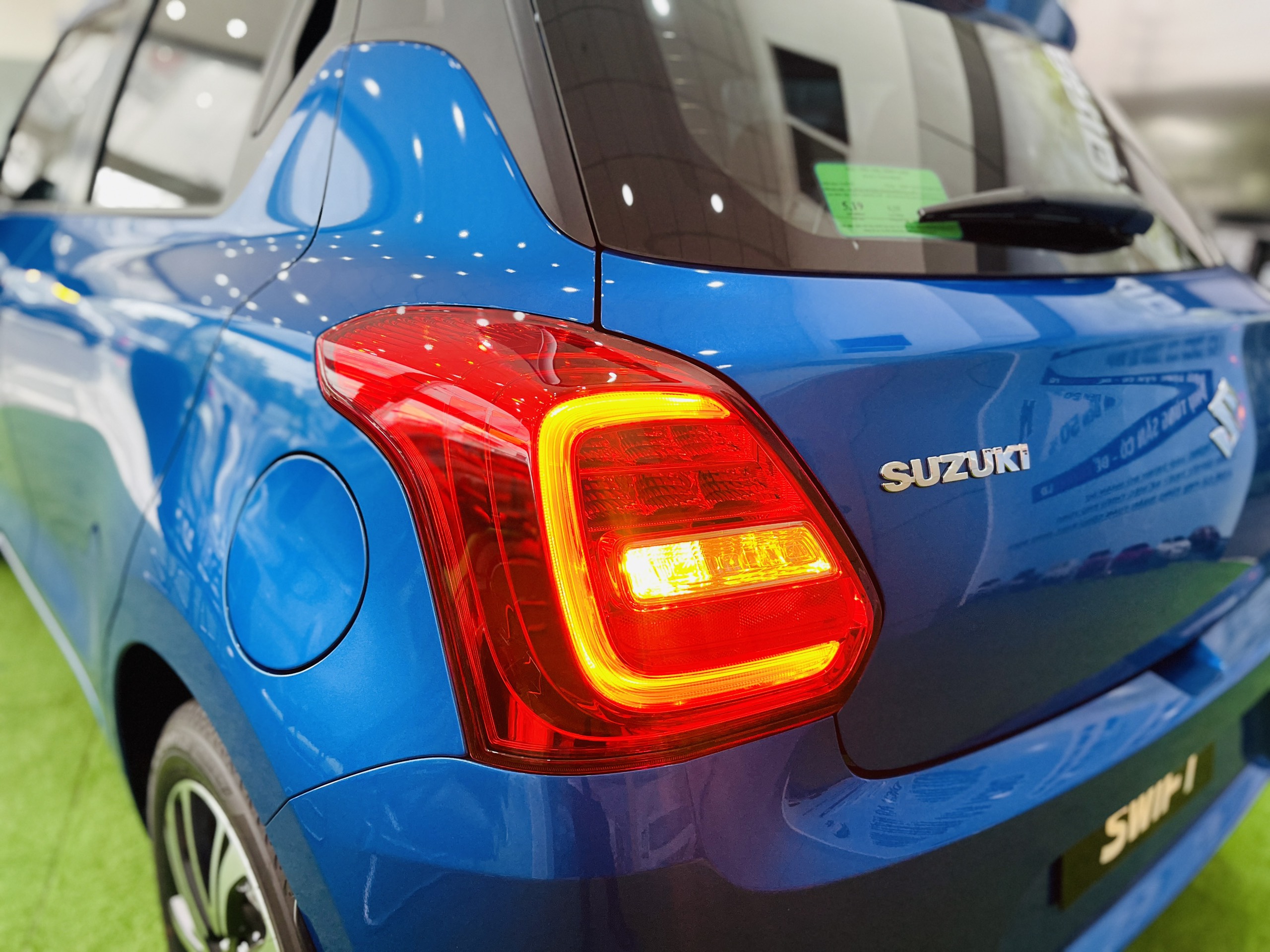 Cụm đèn hậu của Suzuki Swift 2023 được đánh giá khá tốt với kiểu nổi khối cứng cáp và thể thao